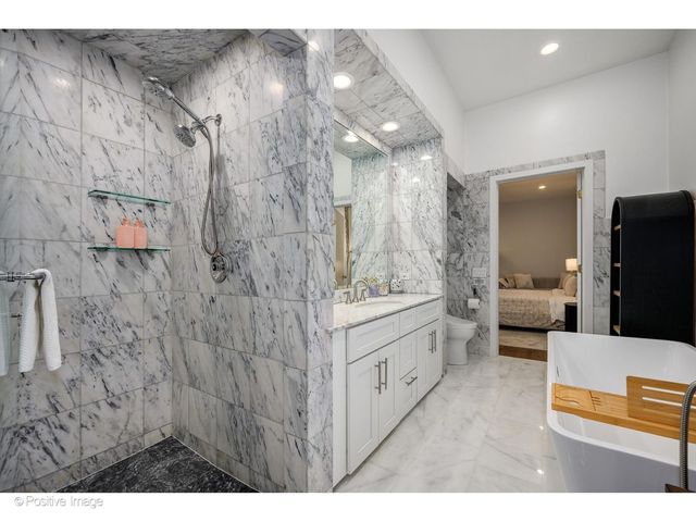 32 E BELLEVUE Place, Chicago, IL 60611