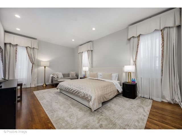 32 E BELLEVUE Place, Chicago, IL 60611