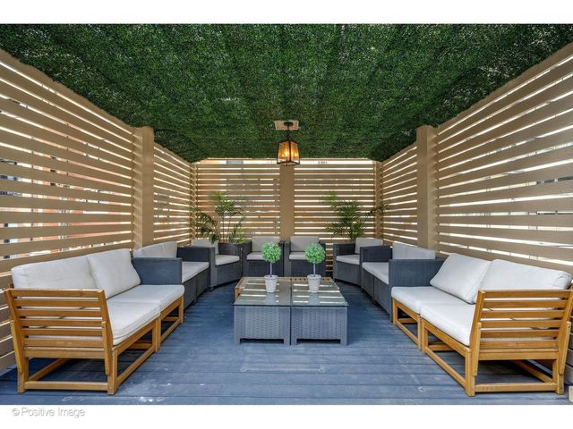 32 E BELLEVUE Place, Chicago, IL 60611