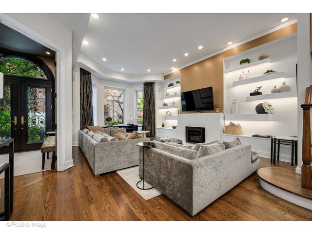 32 E BELLEVUE Place, Chicago, IL 60611