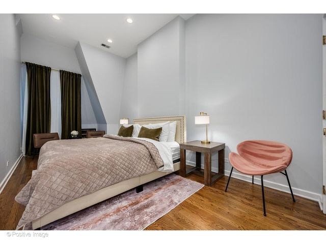 32 E BELLEVUE Place, Chicago, IL 60611