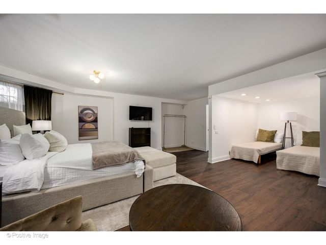 32 E BELLEVUE Place, Chicago, IL 60611