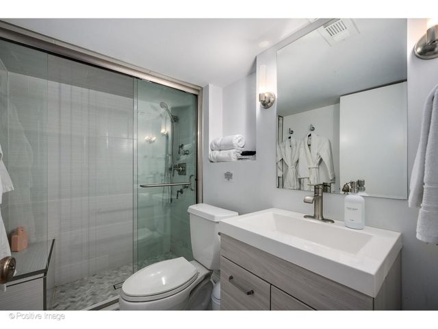32 E BELLEVUE Place, Chicago, IL 60611