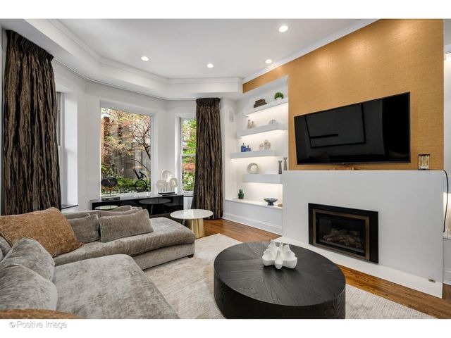 32 E BELLEVUE Place, Chicago, IL 60611