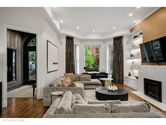 32 E BELLEVUE Place, Chicago, IL 60611