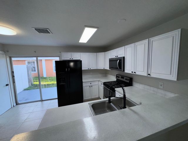 618 NE 1st Street A, Boynton Beach, FL 33435