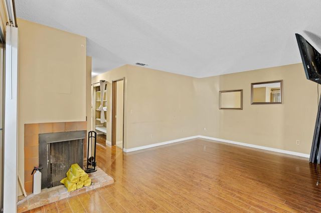 3006 53rd St, Sacramento, CA 95820