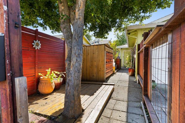 3006 53rd St, Sacramento, CA 95820