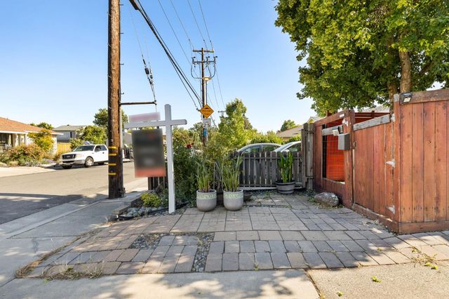 3006 53rd St, Sacramento, CA 95820