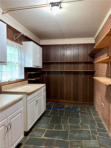 1031 Country Lane, Winston-salem, NC 27107