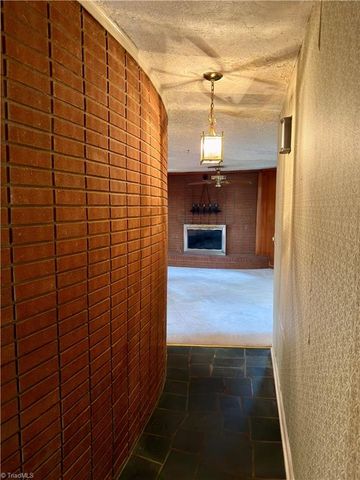1031 Country Lane, Winston-salem, NC 27107
