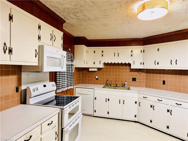 1031 Country Lane, Winston-salem, NC 27107