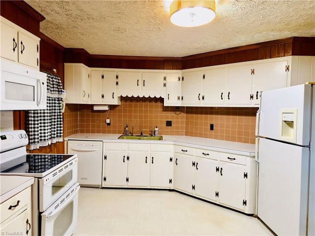 1031 Country Lane, Winston-salem, NC 27107