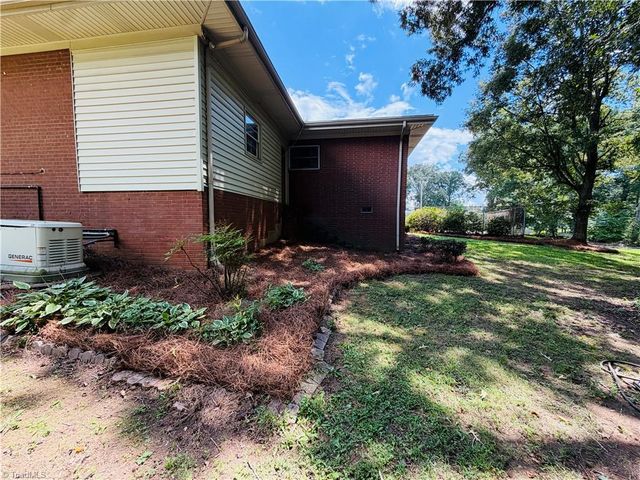 1031 Country Lane, Winston-salem, NC 27107