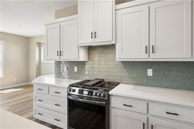 5782 NW Black Oak Court, Parkville, MO 64152