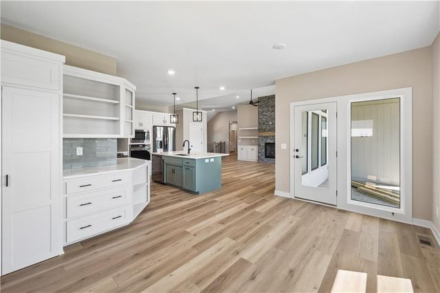 5782 NW Black Oak Court, Parkville, MO 64152