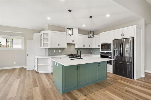 5782 NW Black Oak Court, Parkville, MO 64152