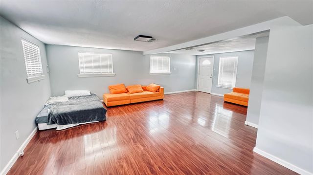 8720 Ocean Drive, Beach City, TX 77523