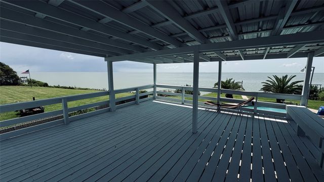 8720 Ocean Drive, Beach City, TX 77523