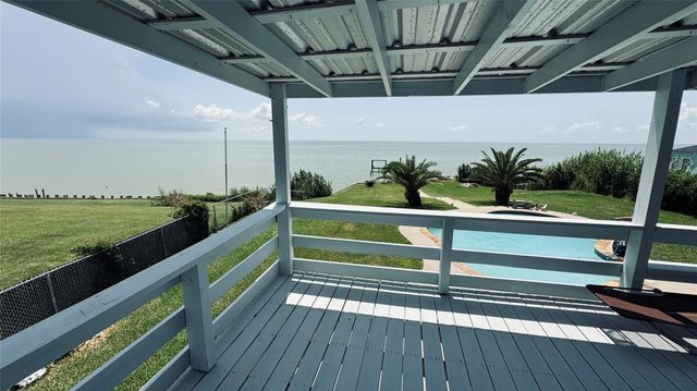 8720 Ocean Drive, Beach City, TX 77523