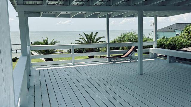 8720 Ocean Drive, Beach City, TX 77523