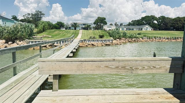 8720 Ocean Drive, Beach City, TX 77523