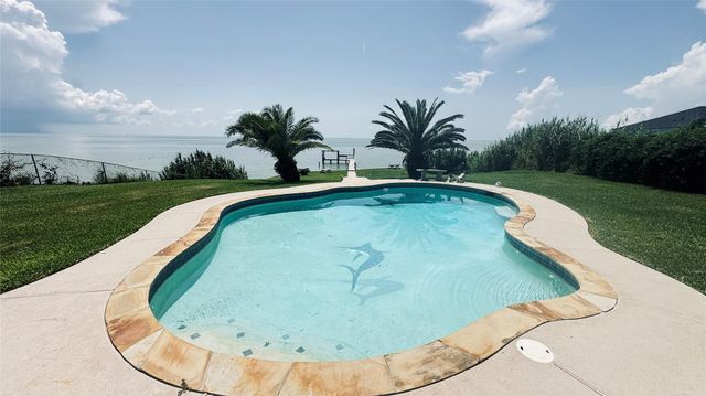 8720 Ocean Drive, Beach City, TX 77523