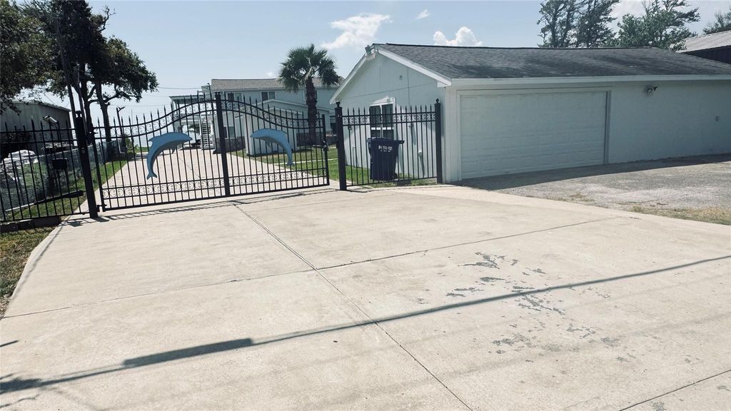 8720 Ocean Drive, Beach City, TX 77523