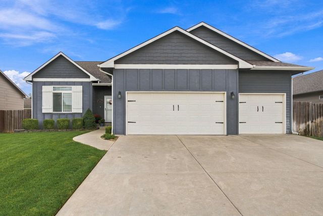 911 N Trail Drive Cir, Mulvane, KS 67110
