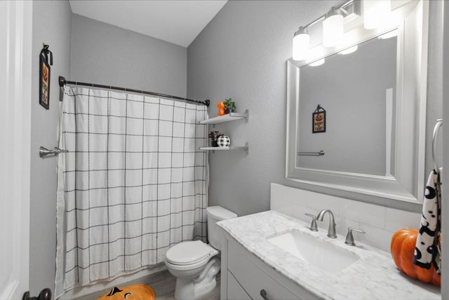 911 N Trail Drive Cir, Mulvane, KS 67110