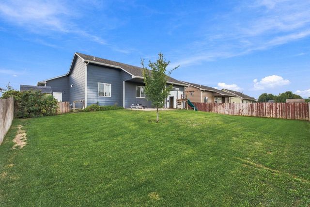 911 N Trail Drive Cir, Mulvane, KS 67110