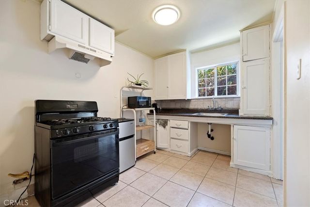 1174 W 38th, Los Angeles, CA 90037