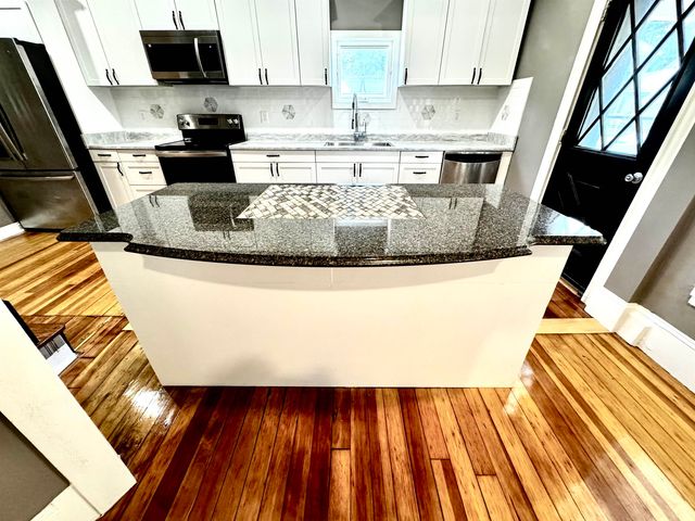 23 Oak Street, Derry, NH 03038