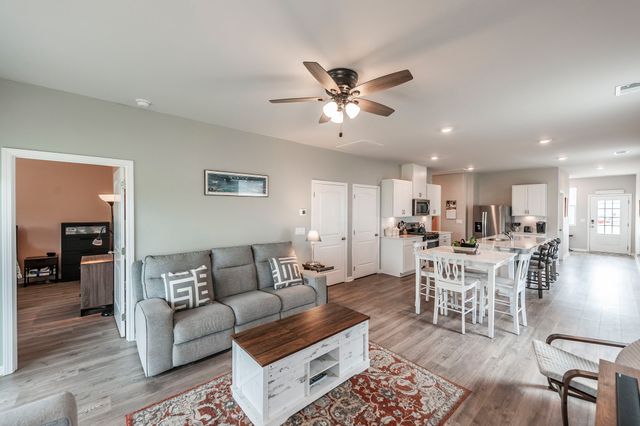 7076 Lang Ave, White House, TN 37188