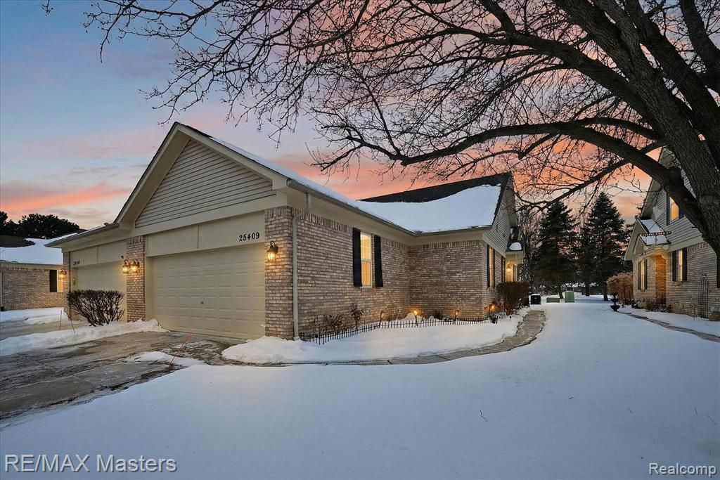 25409 Willowbrook Court, Flat Rock, MI 48134