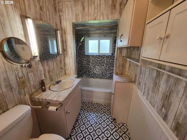 1865 J St, Springfield, OR 97477