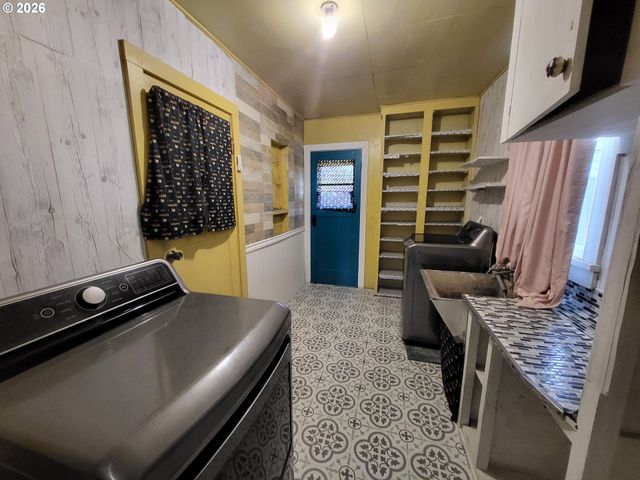 1865 J St, Springfield, OR 97477