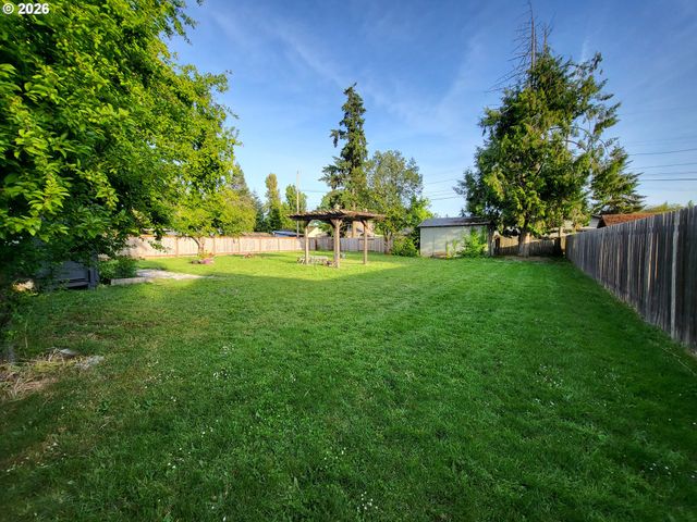 1865 J St, Springfield, OR 97477