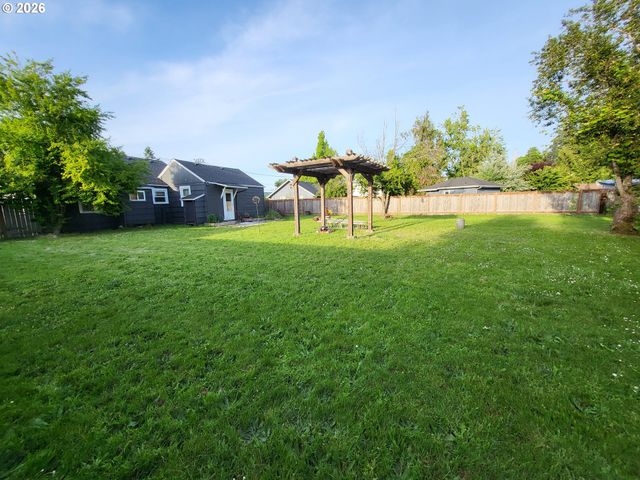1865 J St, Springfield, OR 97477
