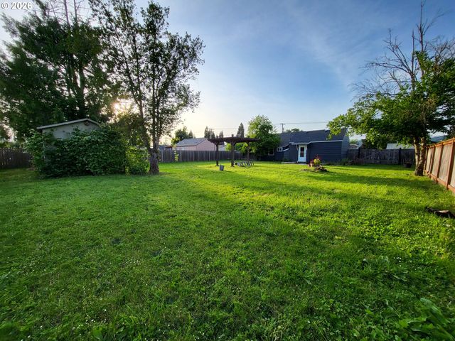 1865 J St, Springfield, OR 97477