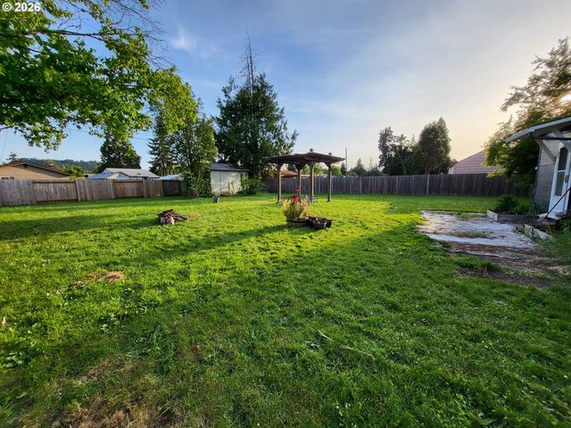 1865 J St, Springfield, OR 97477