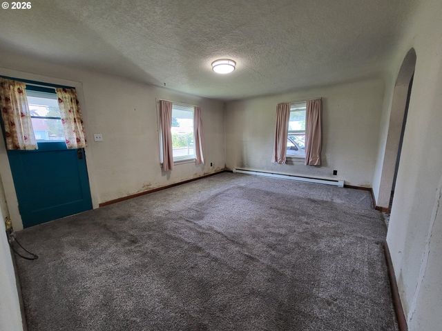 1865 J St, Springfield, OR 97477