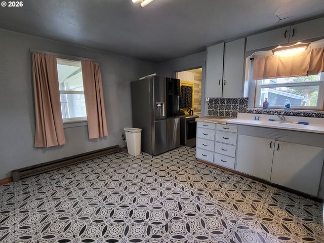 1865 J St, Springfield, OR 97477