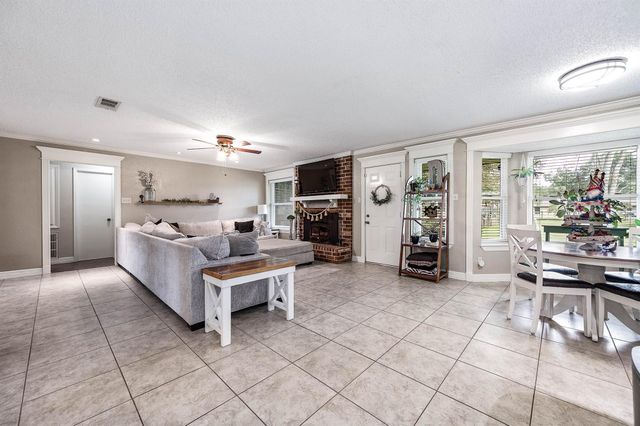 63 E County Road 136, Alvin, TX 77511