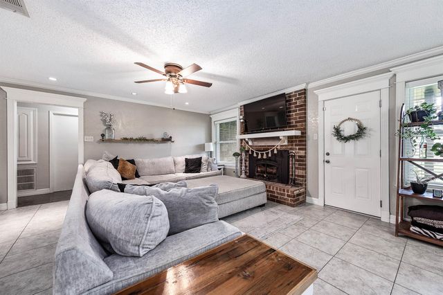 63 E County Road 136, Alvin, TX 77511