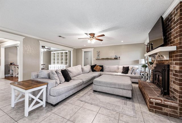 63 E County Road 136, Alvin, TX 77511