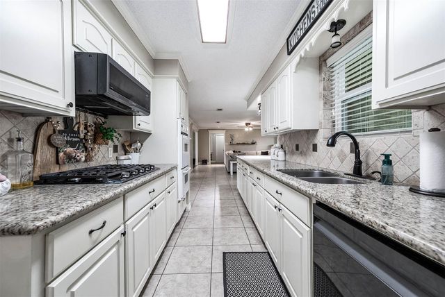 63 E County Road 136, Alvin, TX 77511