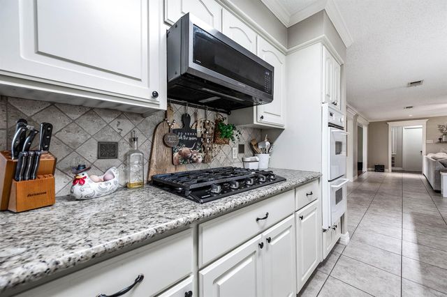 63 E County Road 136, Alvin, TX 77511