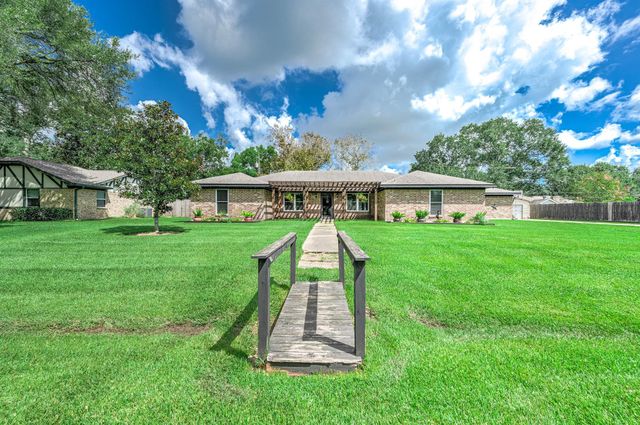 63 E County Road 136, Alvin, TX 77511