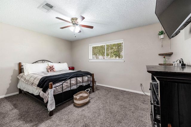 63 E County Road 136, Alvin, TX 77511